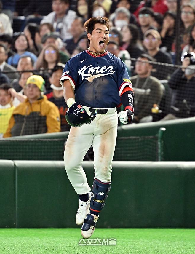 대한민국 야구대표팀의 안현민이 9일 일본 도쿄 도쿄돔에서 열린 2026 월드 베이스볼 클래식(WBC) 조별리그 호주와 경기 9회초 1사 1-3루 상황에서 1타점 희생플라이를 친 뒤 기뻐하고 있다. 도쿄(일본) | 박진업 기자 upandup@sportsseoul.com