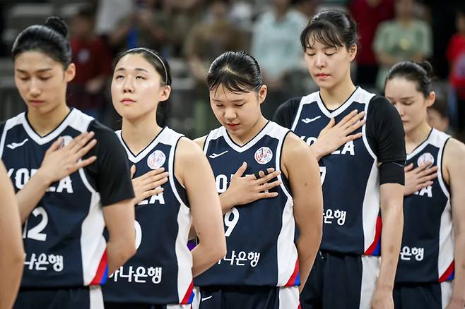 한국 여자농구 대표팀이 중국 선전 스포츠센터에서 열린 2025 FIBA 아시아컵 4강 호주와 경기에 앞서 국민의례를 하고 있다. 사진 | FIBA 홈페이지