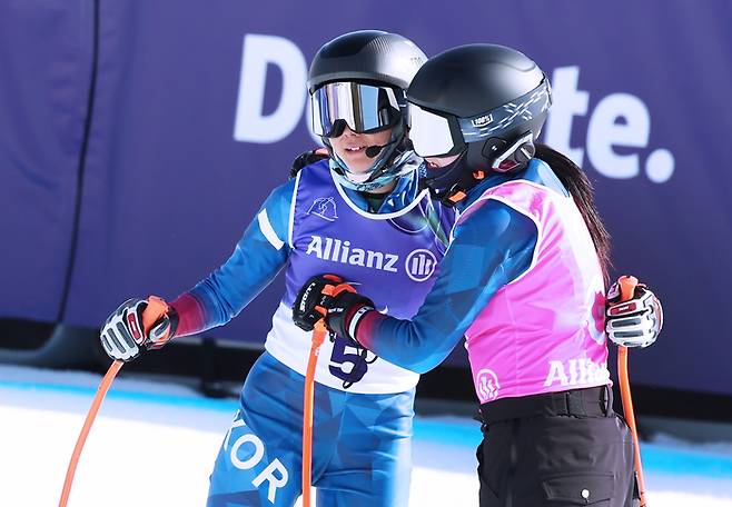 최사라(왼쪽)가 7일(한국시간) 이탈리아 코르티나 토파네 알파인스키 센터에서 열린 2026 밀라노·코르티나 동계패럴림픽 알파인스키 활강 시각장애 부문 결승 레이스를 마친 후 어은미 가이드와 서로 격려하고 있다. 사진 | 대한장애인체육회