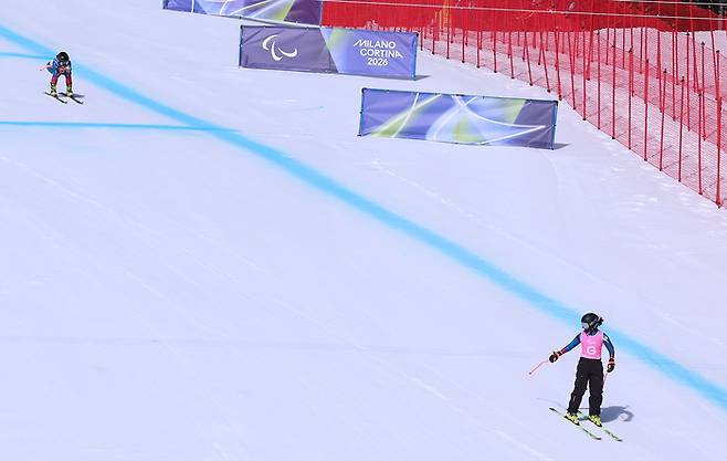 최사라-어은미 가이드가 7일(한국시간) 이탈리아 코르티나 토파네 알파인스키 센터에서 열린 2026 밀라노·코르티나 동계패럴림픽 알파인스키 활강 시각장애 부문 결승 레이스를 펼치고 있다. 사진 | 대한장애인체육회