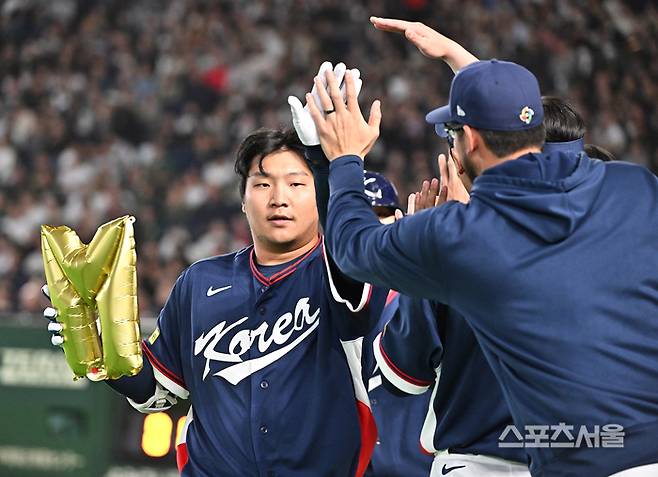 문보경이  2회초 무사 1루에서 호주 선발 라클란 웰스를 상대로 선제 2점 홈런을 치고 동료들과 하이파이브하고 있다. 2026. 3. 9.  도쿄(일본) | 박진업 기자 upandup@sportsseoul.com