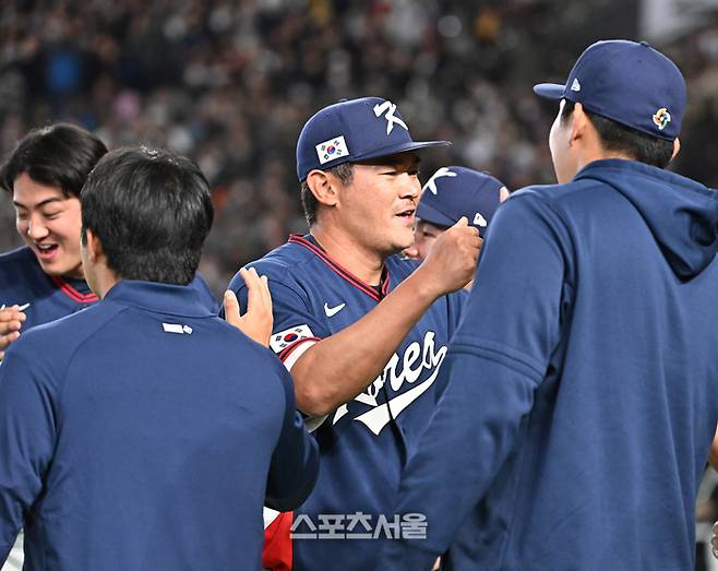 대한민국 야구대표팀의 노경은이 9일 일본 도쿄 도쿄돔에서 열린 2026 월드베이스볼클래식(WBC) 조별리그 호주와 경기 3회말 수비를 무실점으로 마친 뒤 동료들과 하이파이브를 하고 있다. 도쿄(일본) | 박진업 기자 upandup@sportsseoul.com