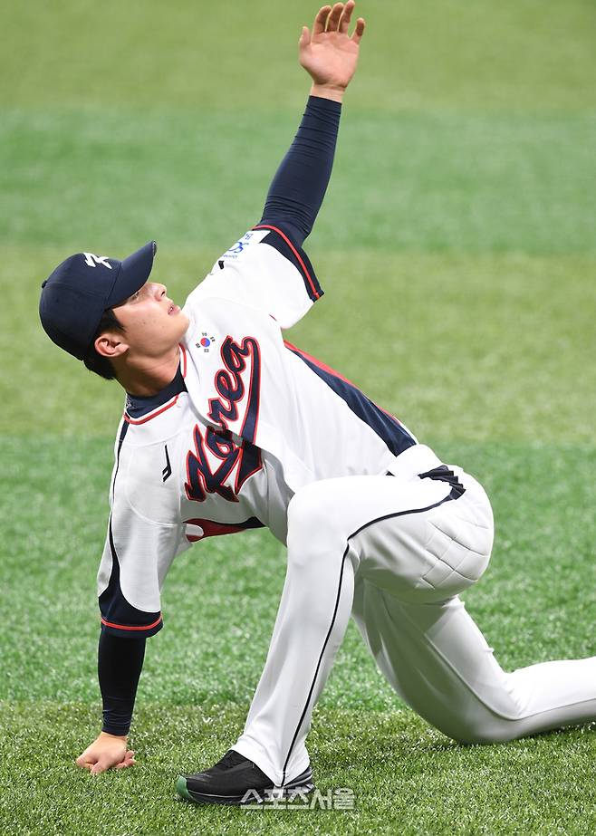 프리미어12 참가를 앞둔 야구 국가대표팀의 윤동희가 24일 서울 고척스카이돔에서 진행된 첫 훈련에서 스트레칭으로 몸을 풀고 있다. 고척 | 박진업 기자 upandup@sportsseoul.com