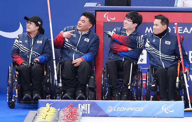 휠체어컬링 혼성팀이 10일(현지시간) 이탈리아 코르티나 컬링 올림픽 스타디움에서 열린 2026 밀라노·코르티나 동계패럴림픽 휠체어컬링 혼성팀 예선 노르웨이와 경기에서 완승을 거뒀다. 사진 | 대한장애인체육회