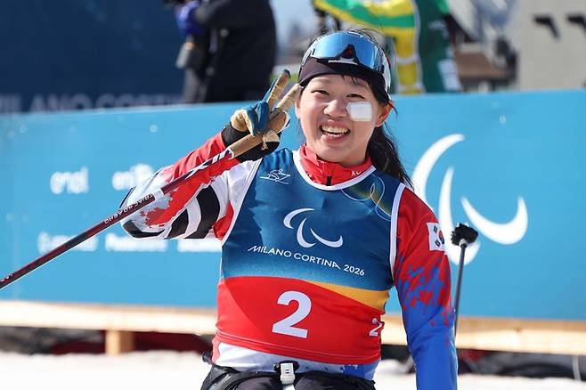 김윤지가 10일(현지시간) 이탈리아 테세로 크로스컨트리 스타디움에서 열린 2026 밀라노·코르티나 동계패럴림픽 크로스컨트리 스키 여자 스프린트 좌식 결선에서 은메달을 따냈다. 사진 | 대한장애인체육회