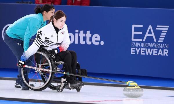 2026 밀라노·코르티나 동계패럴림픽대회에 출전한 대한민국 휠체어컬링 믹스더블의 백혜진(경기도장애인체육회), 이용석(경기도장애인체육회) 조가 영국을 상대로 대승을 거두며 예선 첫 승을 신고했다.(지난 5일(현지시간) 이탈리아 코르티나 컬링 올림픽 스타디움에서 열린 휠체어컬링 믹스더블 예선 2차전에서 백혜진 선수의 경기 모습). /사진=대한장애인체육회
