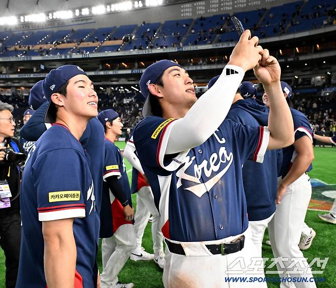 9일 일본 도쿄돔에서 열린 WBC(월드베이스볼클래식) 한국과 호주의 경기, 한국이 승리하며 8강행을 확정했다. 이정후와 김혜성이 기쁨을 나누고 있다. 도쿄(일본)=허상욱 기자wook@sportschosun.com/2026.03.09/
