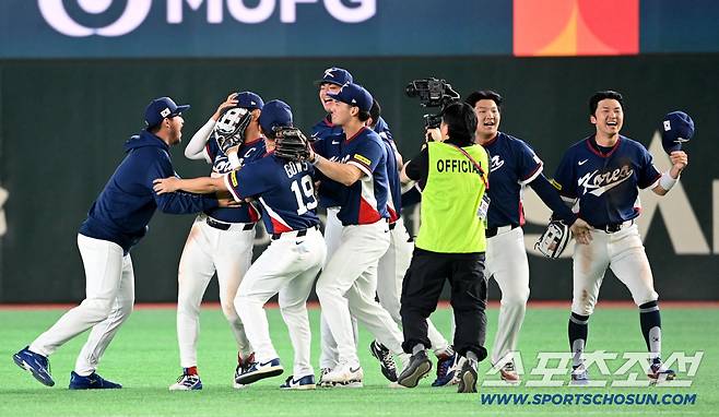9일 일본 도쿄돔에서 열린 WBC(월드베이스볼클래식) 한국과 호주의 경기, 한국이 승리하며 8강행을 확정했다. 경기가  끝나자 환호하는 한국 선수들. 도쿄(일본)=허상욱 기자wook@sportschosun.com/2026.03.09/