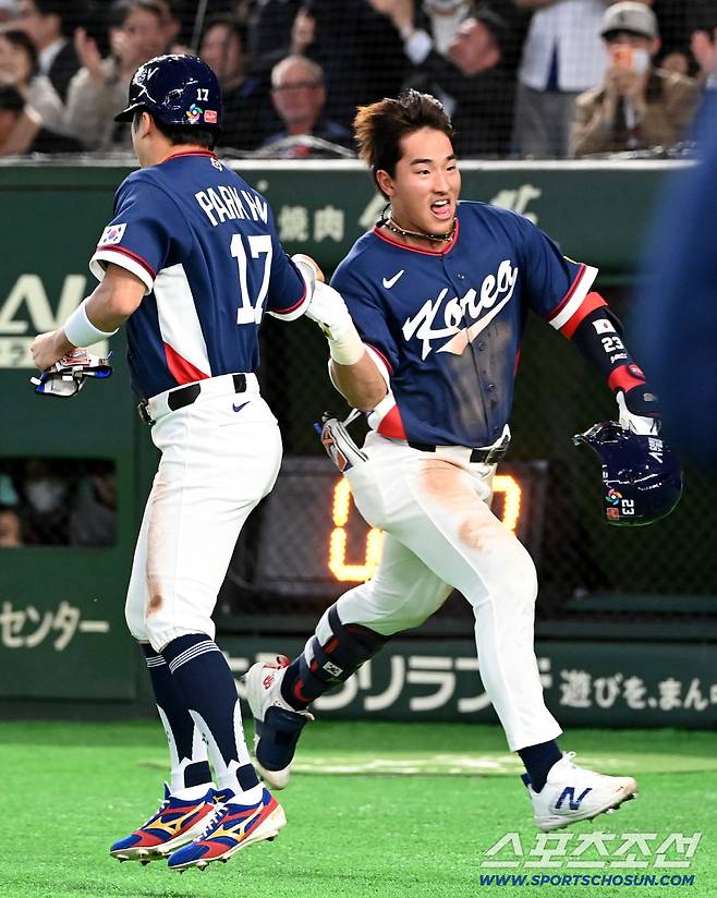 9일 일본 도쿄돔에서 열린 WBC(월드베이스볼클래식) 한국과 호주의 경기, 9회초 1사 1,3루 안현민의 희생플라이때 3루주자 박해민이 득점에 성공한 후 안현민과 기뻐하고 있다. 도쿄(일본)=허상욱 기자wook@sportschosun.com/2026.03.09/