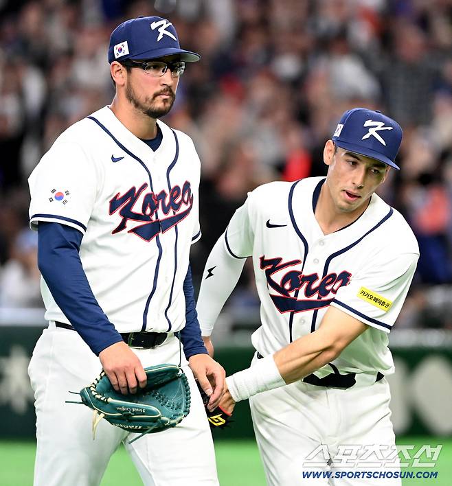 8일 일본 도쿄돔에서 열린 WBC(월드베이스볼클래식) 한국과 대만의 경기, 8회초 2사 2루 더닝이 페어차일드에 재역전 2점홈런을 내주며 이닝을 마친 뒤 위트컴의 격려를 받고 있다. 도쿄(일본)=허상욱 기자wook@sportschosun.com/2026.03.08/