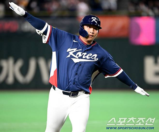 문보경이 9일 일본 도쿄돔에서 열린 WBC 호주와의 C조 최종전에서 2회 우중간 투런홈런을 친 뒤 비행기 세리머니를 하며 베이스를 돌고 있다. 도쿄(일본)=허상욱 기자wook@sportschosun.com