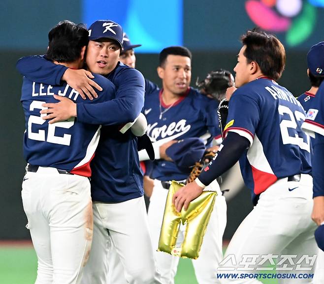 류현진과 이정후가 9일 8강 진출 확정 후 서로 얼싸안고 기뻐하고 있다. 도쿄(일본)=허상욱 기자wook@sportschosun.com