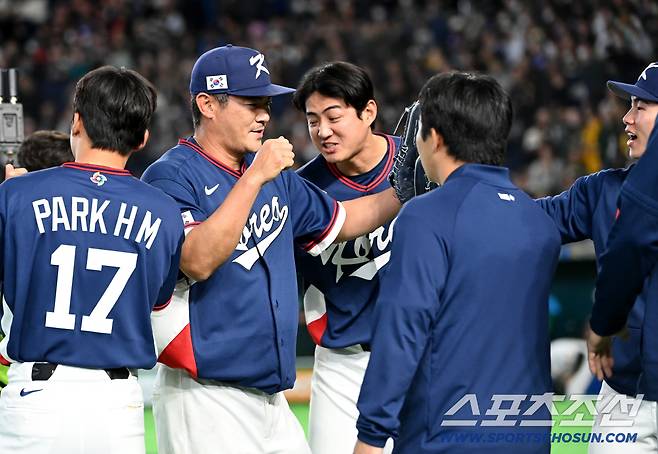 9일 일본 도쿄돔에서 열린 WBC(월드베이스볼클래식) 한국과 호주의 경기, 3회말 투구를 무실점으로 마친 노경은이 기쁨을 나누고 있다. 도쿄(일본)=허상욱 기자wook@sportschosun.com/2026.03.09/