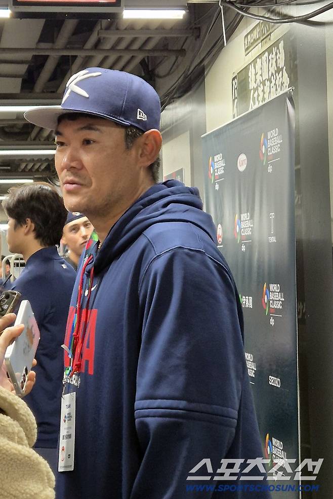 한국 투수조 맏형 노경은이 2026년 WBC 8강 진출을 이끈 뒤 인터뷰에 응하고 있다. 도쿄=김민경 기자