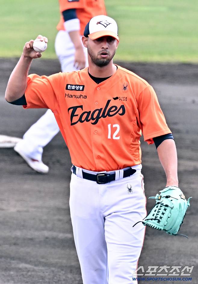 22일 일본 오키나와 니시자키 야구장에서 열린 한화 이글스와 지바 롯데의 연습경기. 한화 에르난데스가 숨을 고르고 있다. 오키나와(일본)=박재만 기자 pjm@sportschosun.com/2026.02.22/