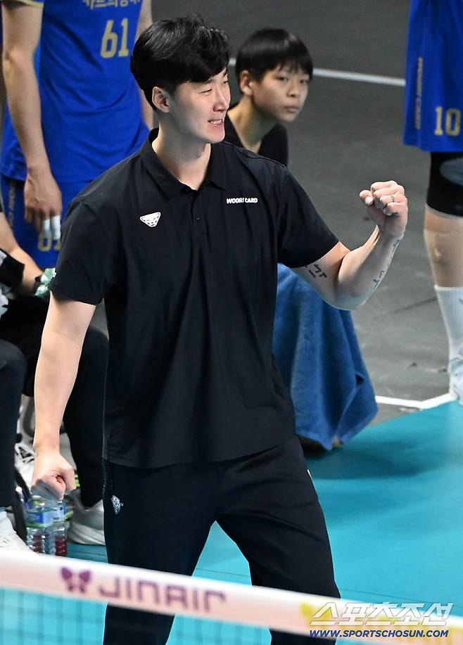 6일 장충체육관에서 열린 V리그 남자부 우리카드와 현대캐피탈의 경기, 우리카드 박철우 감독대행이 득점이 터지자 주먹을 불끈 쥐고 있다. 장충=허상욱 기자wook@sportschosun.com/2026.02.06/