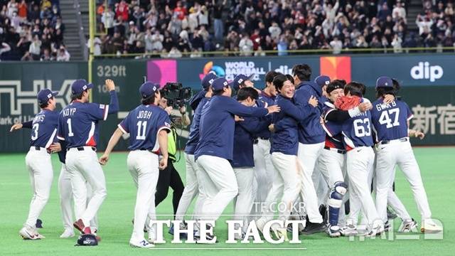 9일 호주전에서 7-2 승리를 거두고 8강 진출을 확정한 대표팀 선수들이 서로 얼싸 안고 기쁨을 만끽하고 있다. /도쿄=뉴시스