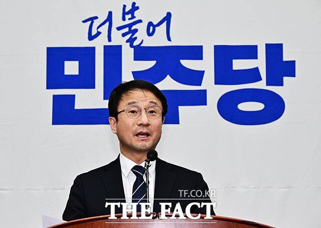 한병도 더불어민주당 원내대표가 국민의힘의 결의문에 대해 "지방선거라는 당장 눈 앞에 위기를 타개하기 위한 미봉책에 불과하다"고 비판했다. 사진은 지난달 26일 국회에서 열린 의원총회에 참석해 모두발언을 하고 있는 한 원내대표 / 배정한 기자