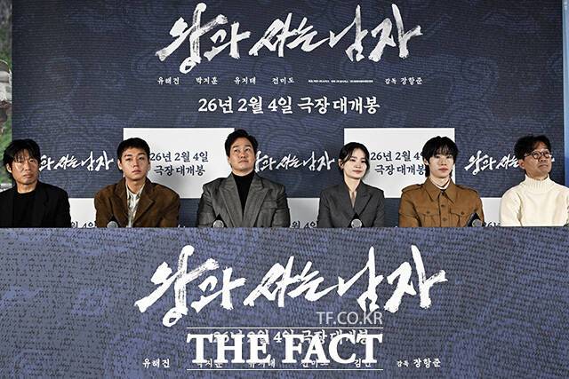 장항준 감독(오른쪽)의 영화 '왕과 사는 남자'가 호랑이 CG 장면을 수정한다. /송호영 기자