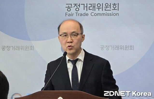 황윤철 공정거래위원회 상임위원이 10일 메르세데스 벤츠의 전기차 배터리 셀 관련 부당 고객유인 행위 제재 사건을 설명하고 있다.