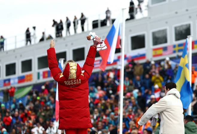 9일 밀라노 코르티나 동계 패럴림픽 알파인스키 여자 수퍼대회전 입식에서 금메달을 딴 러시아 선수 바바라 보론치키나가 시상식에서 양팔을 들고 있다./로이터 연합뉴스