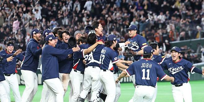 9일 일본 도쿄돔에서 열린 2026 월드베이스볼클래식(WBC) C조 조별리그 최종전 대한민국과 호주의 경기에서 호주를 꺾고 8강 진출을 확정한 한국 대표팀 선수들이이 경기장으로 뛰어나와 얼싸안고 기뻐하고 있다. 연합뉴스