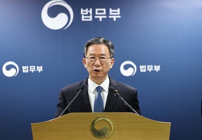 정성호 법무부 장관이 지난 3일 정부과천청사 법무부에서 ‘2030 이민정책 미래전략‘을 발표하고 있다. /뉴스1