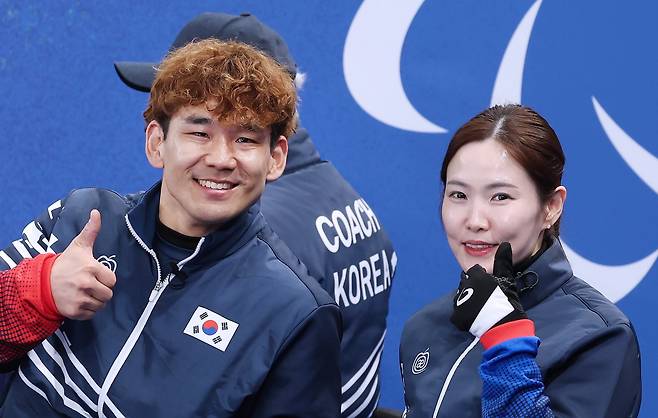 휠체어컬링 믹스더블 백혜진(오른쪽)-이용석이 9일 밤(이하 한국 시각) 이탈리아 코르티나 컬링 올림픽 스타디움에서 열린 밀라노 코르티나 동계 패럴림픽 예선 최종 7차전에서 에스토니아에 승리한 뒤 기뻐하고 있다./대한장애인체육회