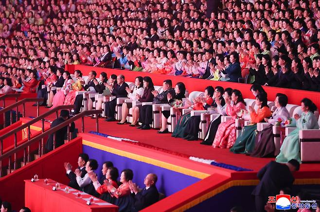 김정은이 지난 8일 평양체육관에서 진행된 국제부녀절 기념공연을 아내 리설주 여사, 딸 김주애와 함께 관람했다고 조선중앙통신이 9일 보도했다. /조선중앙통신  연합뉴스