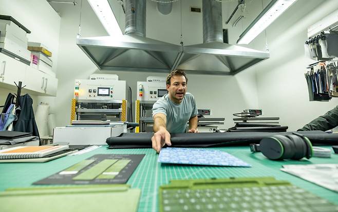 지난 5일(현지 시각) 미 워싱턴주 레드먼드 마이크로소프트(MS)의 ‘빌딩 87’에서 직물 엔지니어가 태블릿PC 키보드 부분에 들어가는 소재에 대해 설명하고 있다./마이크로소프트