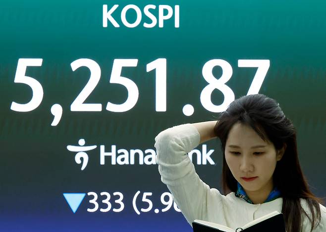 9일 오후 서울 중구 하나은행 딜링룸 전광판에 코스피 종가가 표시되고 있다.  /뉴스1