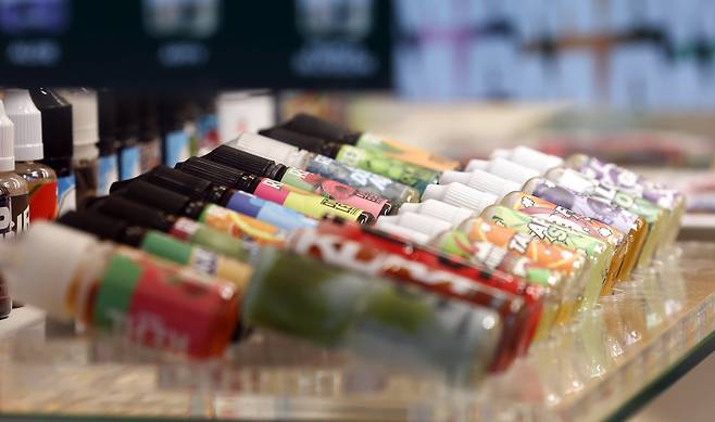 서울의 한 전자담배 매장에 전자담배가 진열돼 있다. /뉴스1