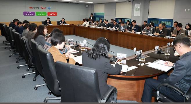 계룡시는 9일 시청 상황실에서 이응우 시장 주재로 간부 공무원 40여 명이 참석한 가운데 확대간부회의를 열고 시정 주요 현안과 당면 업무 추진 상황을 집중 점검했다. 계룡시 제공