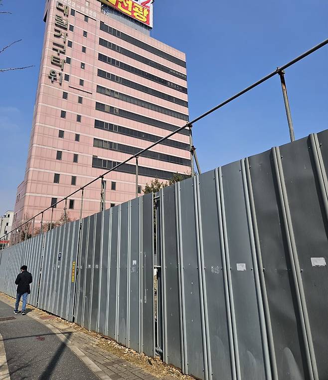 10일 대전 중구 용두동 대림가구타워 건물과 인근 부지 모습. 김소연 기자