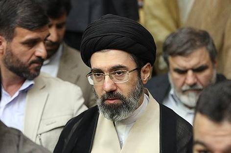 8일(현지 시간) 이란의 새 최고지도자로 선출된 모즈타바 하메네이(가운데)의 2017년 6월 모습. 그는 당시에도 이슬람 예언자 무함마드의 후손만 쓸 수 있는 검은 터번을 착용하며 정통성을 과시했다. 그의 부친은 지난달 28일 미국과 이스라엘의 공습으로 숨진 이란 최고지도자 알리 하메네이다. 사진 출처 이란 타스님통신