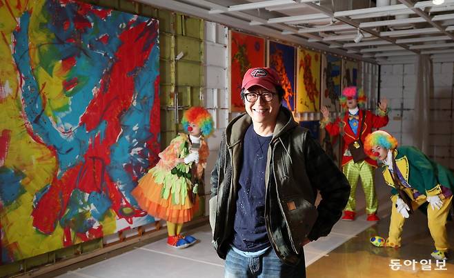 연극 무대처럼 꾸민 전시장에서 자신의 그림을 전시하는 배우 박신양을 5일 서울 종로구 세종문화회관 미술관에서 만났다. 박 배우는 “연극을 보면 다른 세계에 들어간 듯 몰입하는 경험을 전시로도 연출하고 싶었다”고 말했다. 전영한 기자 scoopjyh@donga.com