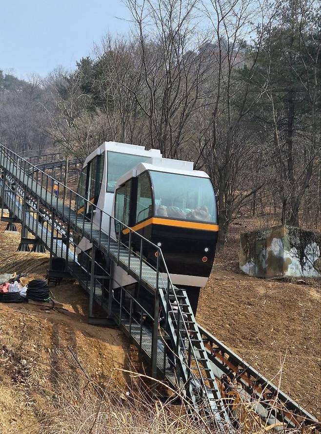 충북도가 청남대 관광 활성화 및 교통약자의 이동편의 증진을 위해 추진 중인 ‘청남대 모노레일’ 설치사업이 마무리돼 시범운행을 거쳐 27일부터 본격 운영될 예정이다. 청남대관리사업소 제공