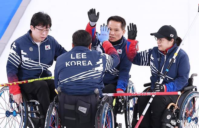 한국 휠체어컬링 혼성팀의 남봉광, 이현출, 양희태, 방민자(왼쪽부터)가 9일(현지시간) 이탈리아 코르티나 컬링 올림픽 스타디움에서 열린 휠체어컬링 혼성팀 예선 5차전 슬로바키아와 경기에서 화이팅을 하고 있다. 대한장애인체육회 제공