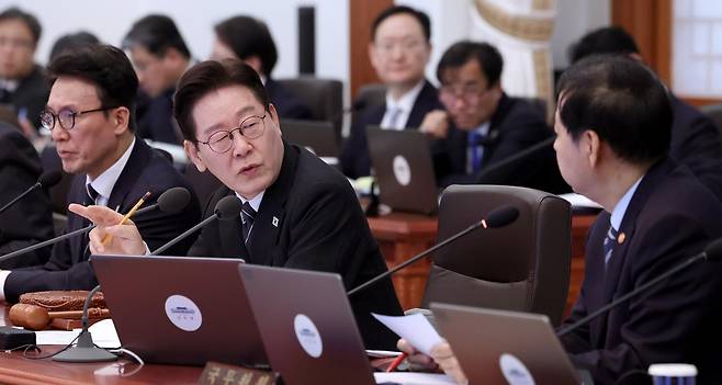 이재명 대통령이 10일 청와대에서 열린 국무회의에서 발언하고 있다. 뉴시스