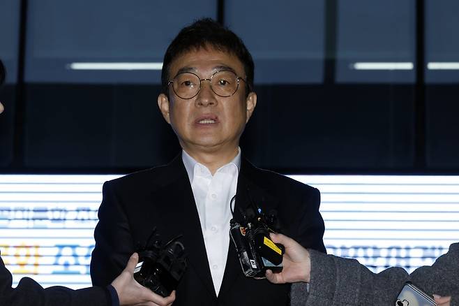 음주운전을 시인한 배우 이재룡이 10일 오후 서울 강남경찰서 교통조사계에서 피의자 신분으로 조사를 받고 나와 입장을 표명하고 있다. ⓒ 뉴스1