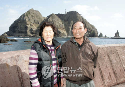 독도에서 수십년간 어업에 종사하며 이장이자 지킴이로 활동했던 고(故) 김성도씨(오른쪽), 그의 부인인 고 김신열씨(왼쪽). 김성도씨는 2018년 10월 21일 79세를 일기로 별세했고, 김신열씨는 2026년 3월 2일 향년 88세로 세상을 떠났다.[연합뉴스 사진]