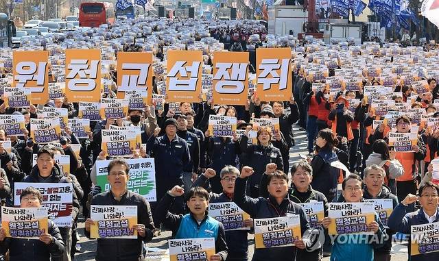 노란봉투법(노동조합 및 노동관계조정법 2·3조 개정 법률) 시행 첫날인 10일 서울 세종로에서 열린 민노총 투쟁 선포대회에서 조합원들이 손팻말을 들고 구호를 외치고 있다. 연합뉴스