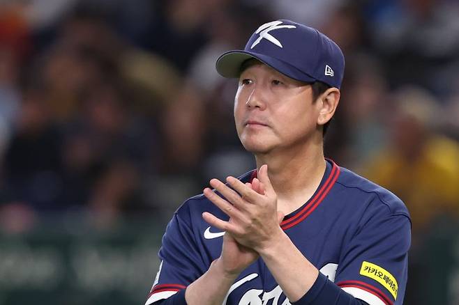 일본 도쿄돔에서 열린 2026 WBC 조별리그 C조 4차전 한국과 호주의 경기 시작에 앞서 한국 류지현 감독이 박수치고 있다.뉴시스