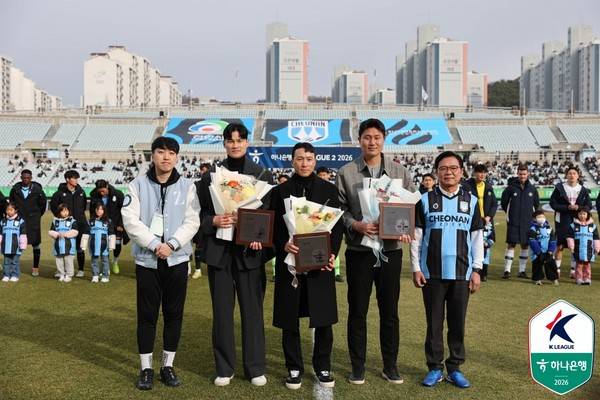 김륜도(왼쪽), 박준강, 제종현(이상 전 천안시티FC). 한국프로축구연맹 제공&nbsp;