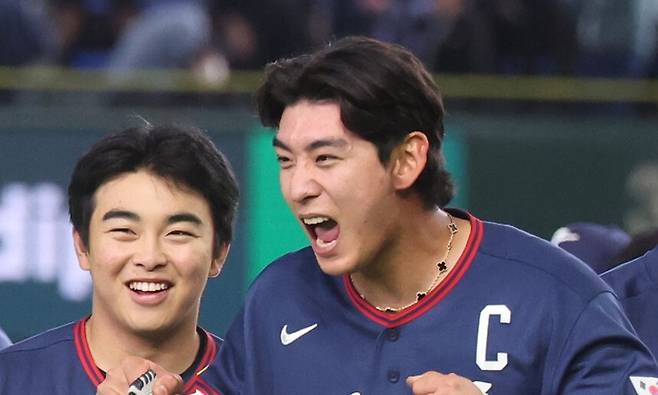 이정후가 9일 일본 도쿄돔에서 열린 2026 세계야구클래식(WBC) C조 조별리그 최종전 호주와 경기에서 승리하고 8강 진출을 확정한 뒤 문현빈과 함께 포효하고 있다. 도쿄/연합뉴스