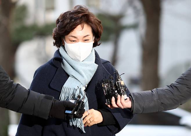 법인카드 유용 의혹을 받는 김병기 무소속 의원의 배우자 이아무개씨가 지난 1월22일 조사를 받기 위해 서울 마포구 서울경찰청 공공범죄수사대로 출석하고 있다. 연합뉴스