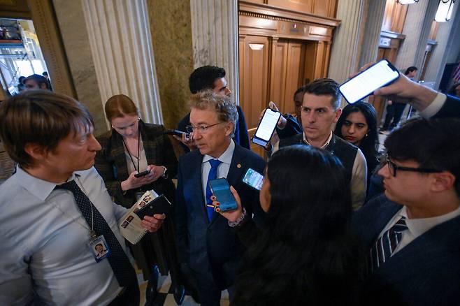 미국 공화당 랜드 폴 상원의원(켄터키주)이 2026년 3월4일 이란을 겨냥한 도널드 트럼프 대통령의 군사행동을 제한하는 내용을 뼈대로 한 전쟁권한 결의안이 부결된 직후 기자들의 질문에 답하고 있다. AP 연합뉴스