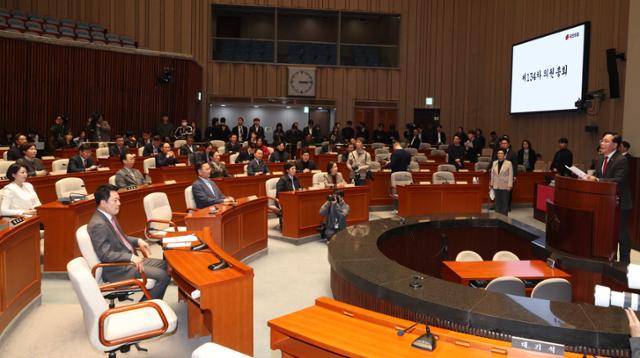 송언석 국민의힘 원내대표가 9일 서울 여의도 국회에서 열린 의원총회에서 발언하고 있다. 뉴시스