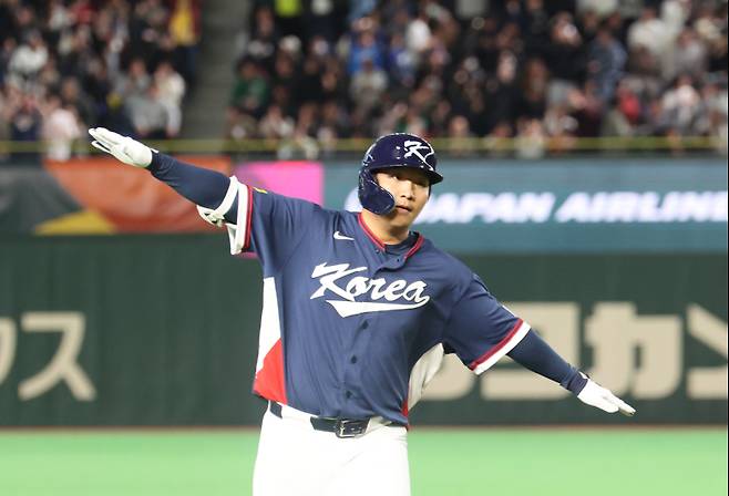 <yonhap photo-6262="">9일 일본 도쿄돔에서 열린 2026 월드베이스볼클래식(WBC) C조 조별리그 최종전 대한민국과 호주의 경기. 2회초 무사 1루 한국 문보경이 2점 홈런을 친 뒤 자축하고 있다. [사진=연합뉴스]</yonhap>
