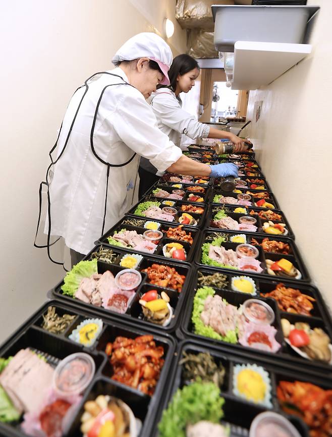 패럴림픽 선수들을 위한 한식 도시락을 대한장애인체육회 급식지원센터 영양사, 조리원들이 준비하고 있다. 사진=대한장애인체육회